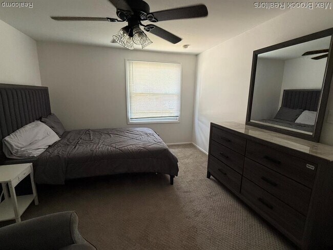 Building Photo - 4803 Thorntree Dr