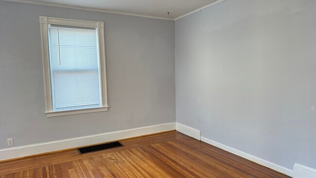 Building Photo - 10 Newport Terrace