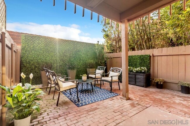 Building Photo - 2600 Torrey Pines Rd