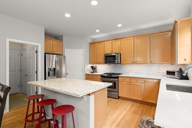 Building Photo - Beautifully Maintained 5 Bedroom Home In H...