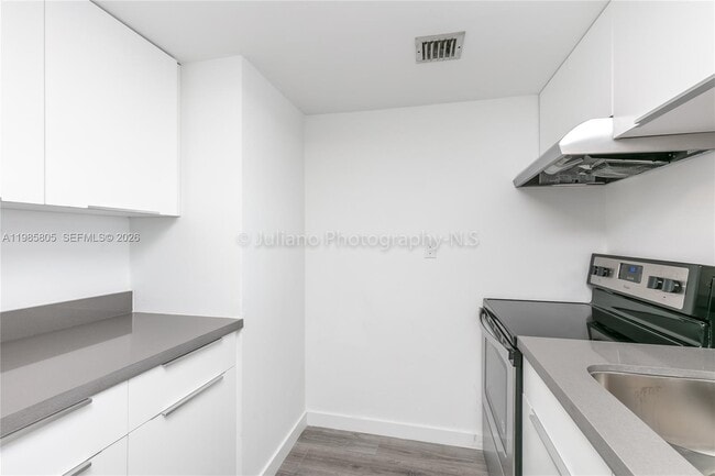 Building Photo - 7601 E Treasure Dr