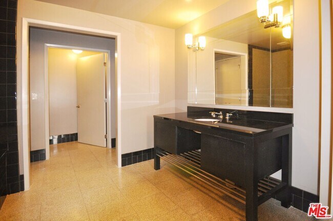 Building Photo - 849 S Broadway