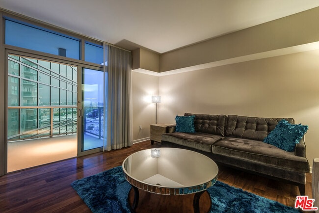 Building Photo - 13700 Marina Pointe Dr