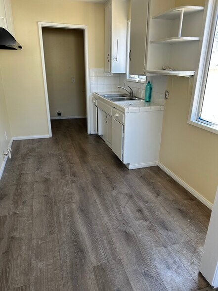 Building Photo - 386 Leslie Way