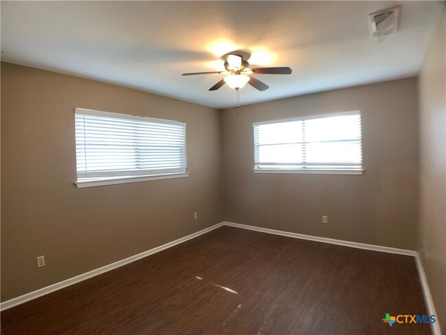 Building Photo - 826 Timber Dr