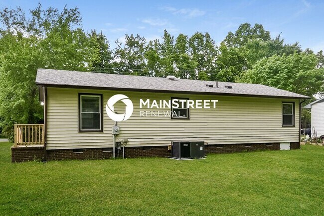 Building Photo - 3 Bedroom Pet-Friendly Home in GREENSBORO,...