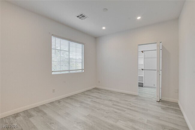 Building Photo - 8125 Chestnut Hollow Ave