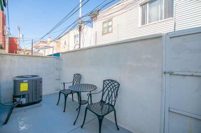 Building Photo - Renovated South Philadelphia Rowhome
