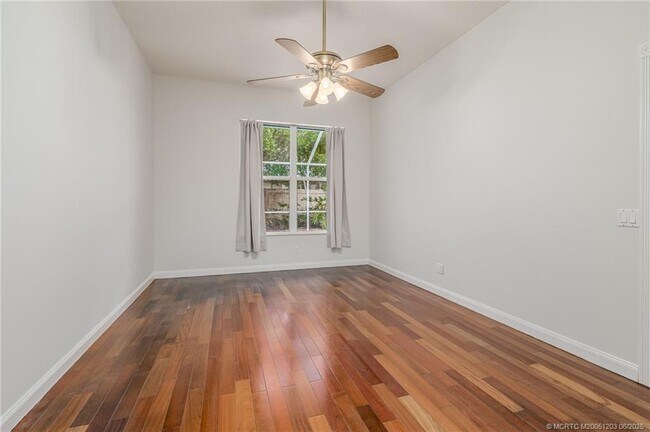 Building Photo - 2102 SW Mayflower Dr