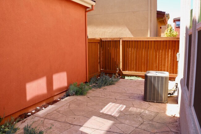 Building Photo - Beautiful home in Brentwood with SOLAR!