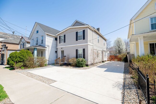 Building Photo - Prime Tremont Location | 2BR with Yard & Parking