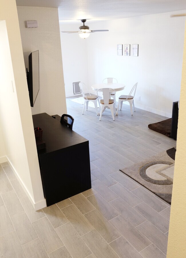 Building Photo - 6127 Meadowhaven Ln