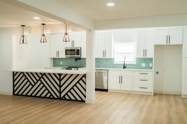 Building Photo - 1402 Bayou Shore Dr