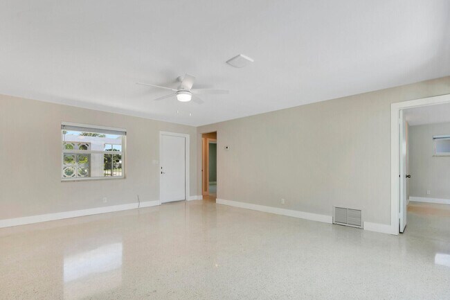 Building Photo - 3898 Holly Dr