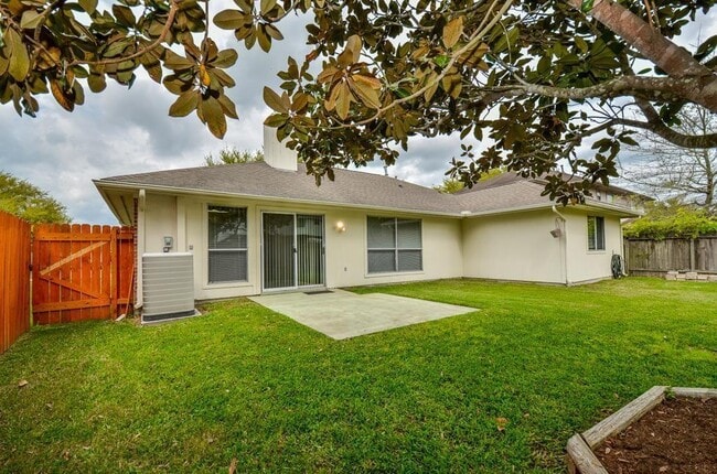 Building Photo - 1405 Manor Dr