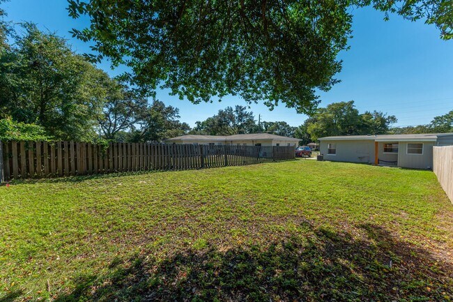 Building Photo - Updated Duplex with Large Yard!