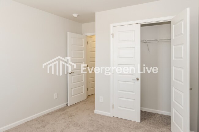 Building Photo - 16907 Whispering Pnes Dr