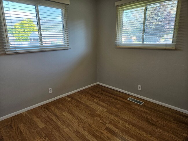 Building Photo - Spacious 4 Bed Bountiful Home | Central Location & Covered Parking
