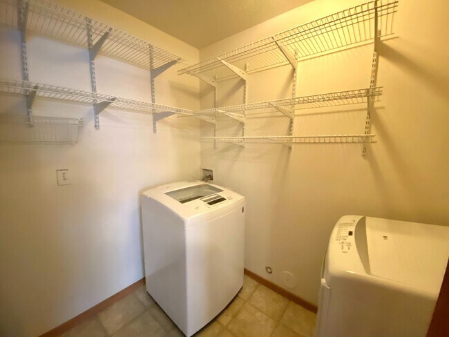 Building Photo - 3 bed Twinhome!!