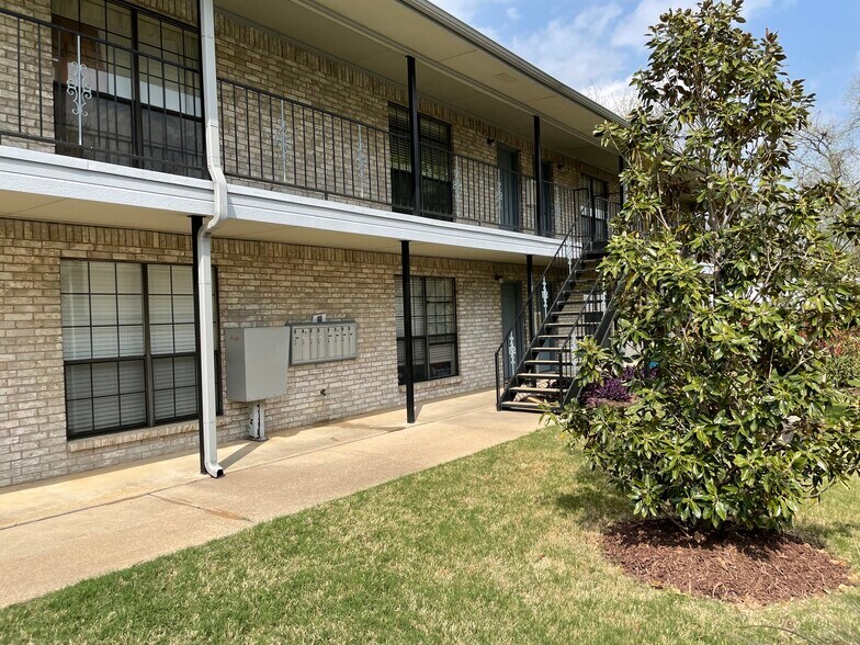 Building Photo - 115 Bernard St