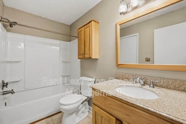 Building Photo - 3352 Featherston Dr