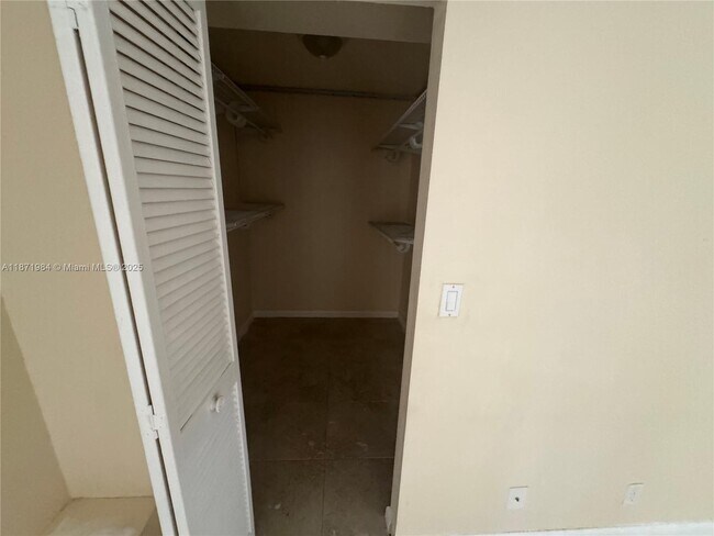 Building Photo - 6521 Racquet Club Dr