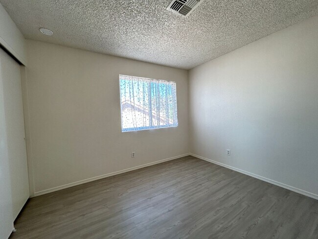 Building Photo - MUST SEE HOME IN AVONDALE WITH POOL!