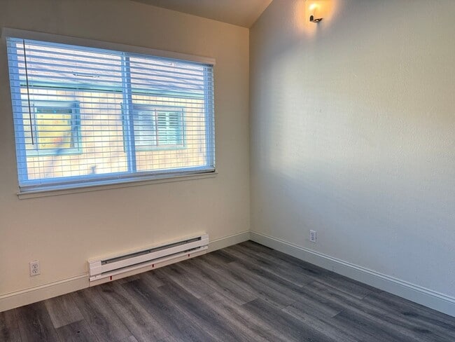 Building Photo - Well Appointed 3 Bedroom 2.5 Bath Townhome in Perfect Campbell Location!