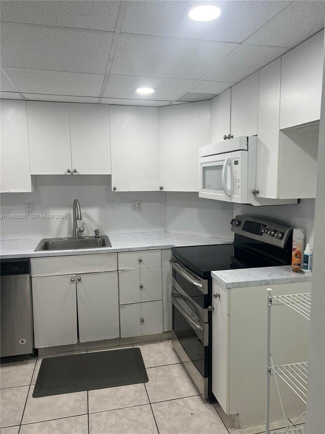 Building Photo - 300 Bayview Dr