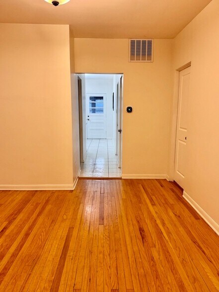 Building Photo - 3834 N Hermitage Ave
