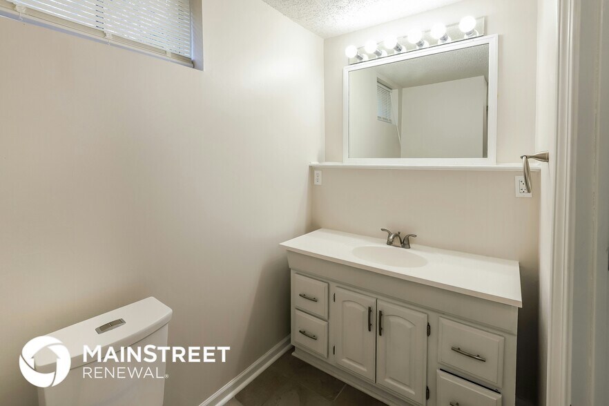 Building Photo - 14805 E Nickell Ave