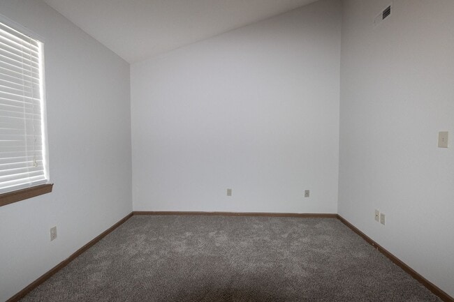 Building Photo - 3 Bed 2 bath Townhome