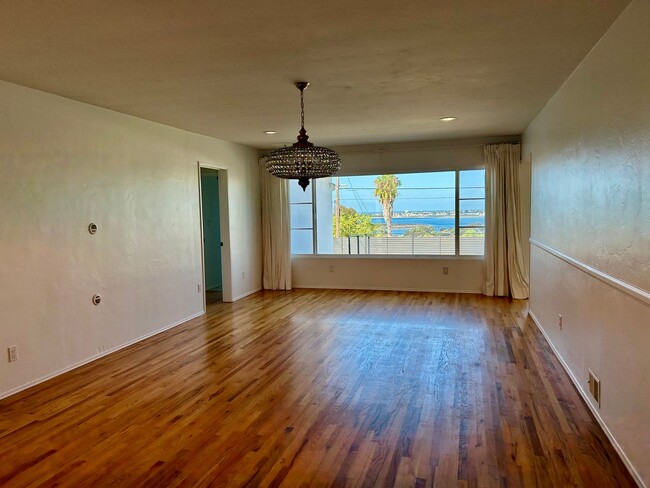 Building Photo - Stunning 3 Bedroom with Pool and Views in ...