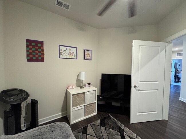 Building Photo - Stylish 2 Bed 2 Bath Condo With Den & Balc...