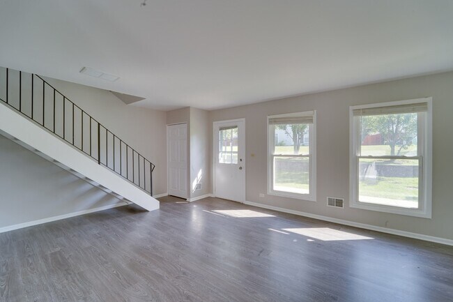 Building Photo - 1883 Jamestown Cir