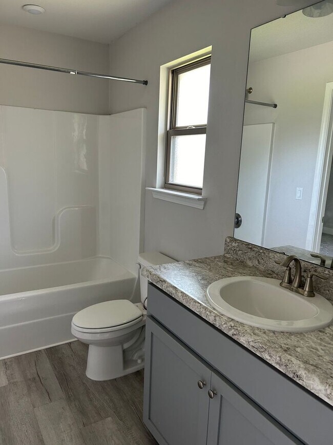 Building Photo - Easy access to interstate, bases & shopping!