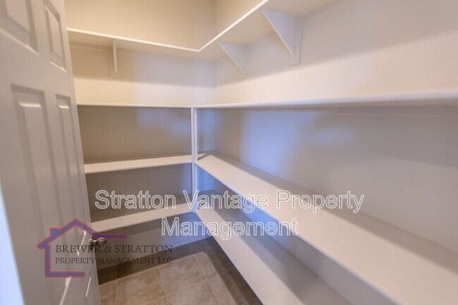 Building Photo - 18473 N Lakeside Dr