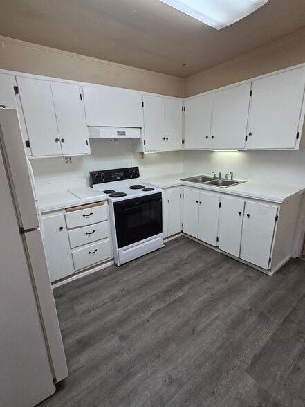 Kitchen from LR - 552 5th Ave W