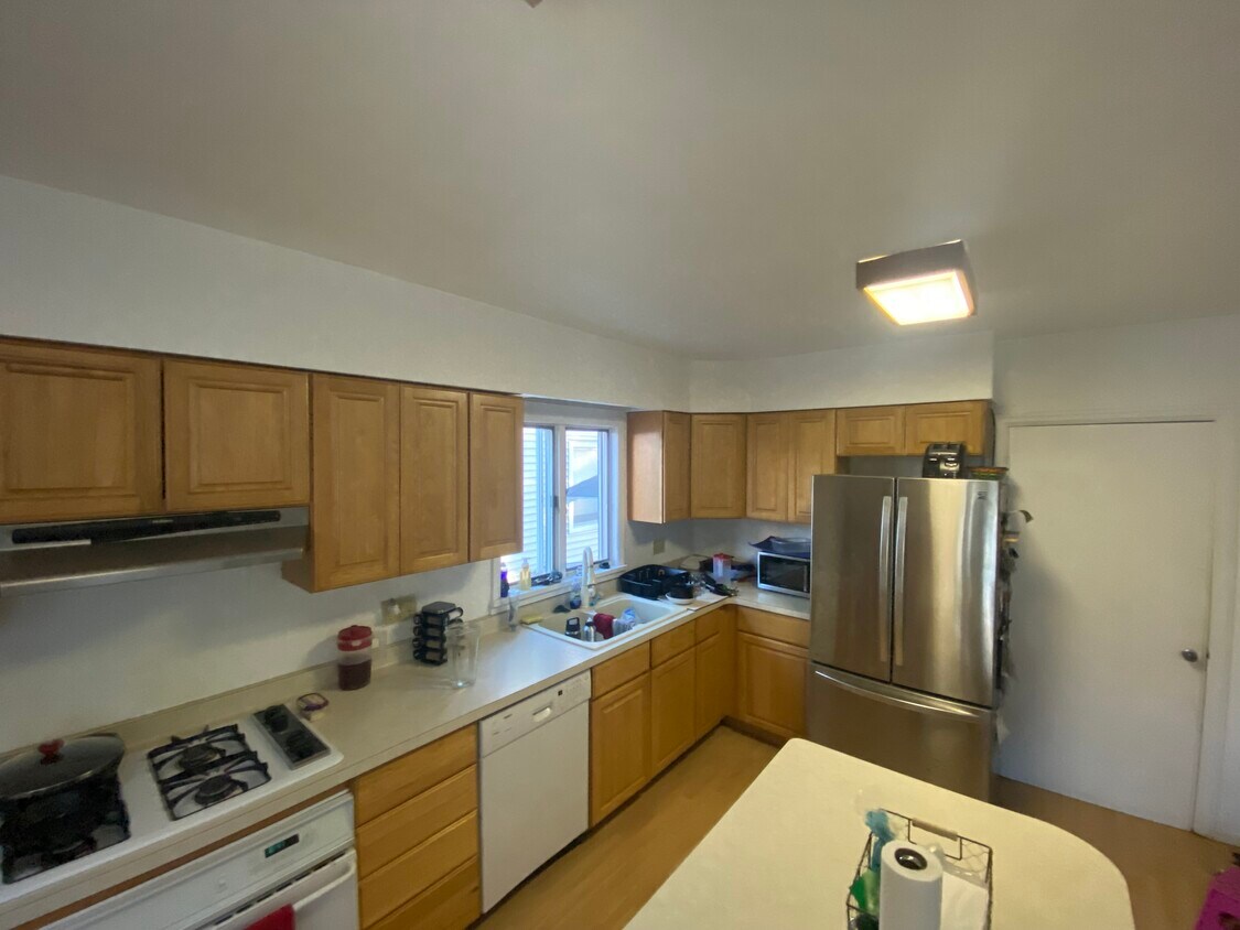 Kitchen - 42 Howard Ave