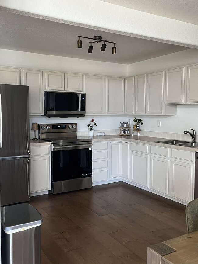 Building Photo - 4565 Lucerne Ave