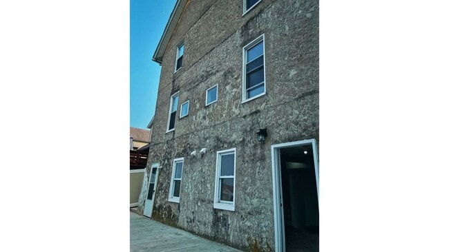 Building Photo - 808 1/2 Eynon St