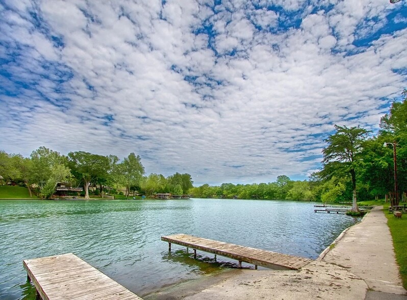 Building Photo - 117 Lucy Ln