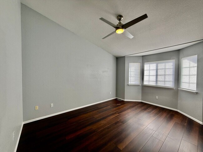 Building Photo - Beautiful 2 Bedroom Townhome- Minutes from...