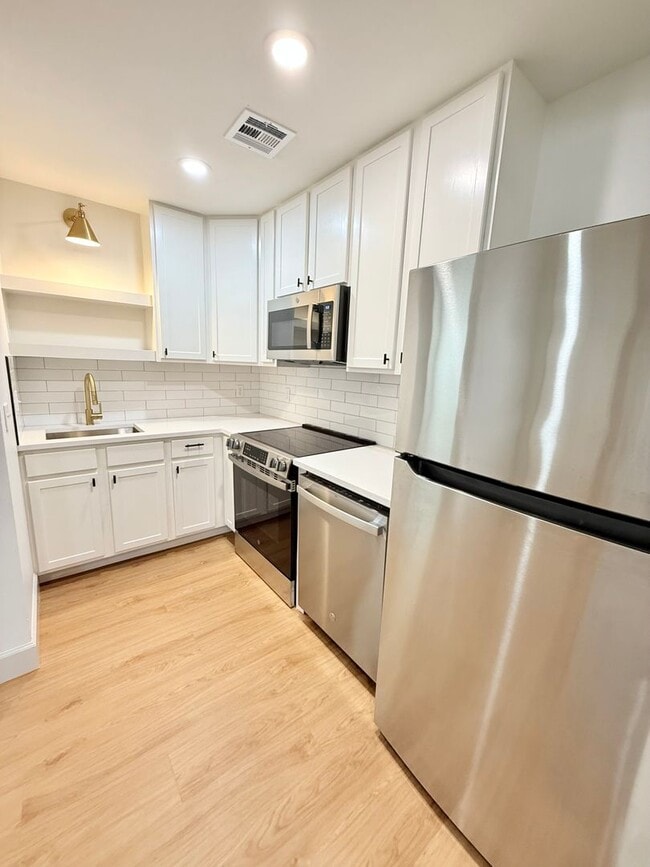 Building Photo - Quiet & Cute! Remodeled 1 Bed, 1 Bath Near...