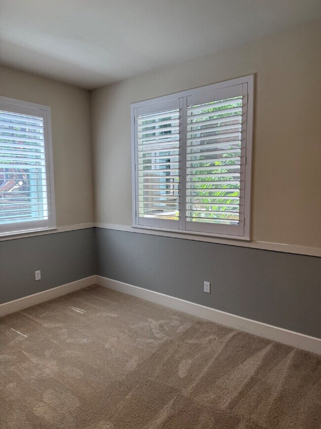 Building Photo - Gorgeous 4 Bed, 3.5 Bath End Unit Townhome in Perfect Dublin Location