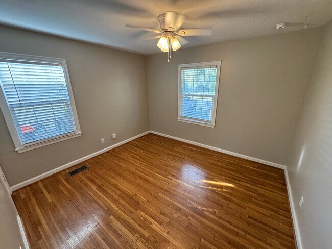 Building Photo - Cute 2 Bedroom Home Near UofL