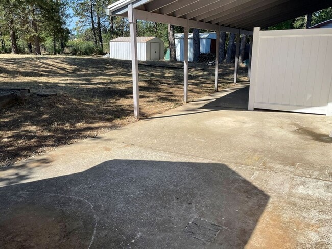 Building Photo - 4 bedroom, 2 bath home in Lake Wildwood ga...