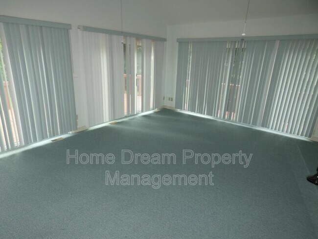 Building Photo - 10451 Edgehill Ln