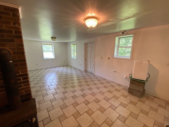 Building Photo - Three Bedroom Two Bathroom Home available in Blacksburg