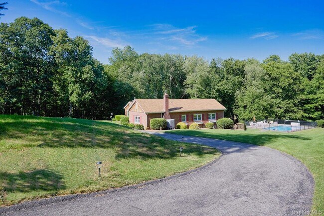Building Photo - 116 Schoolhouse Ln